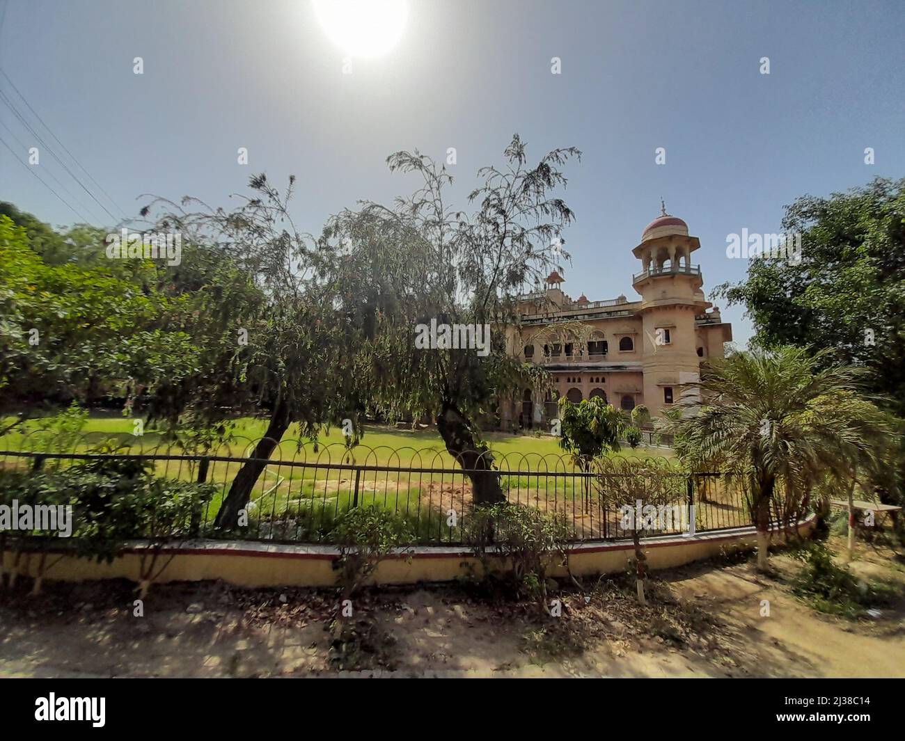 (4/4/2022) die Regierung DER NEW UP hat die landesweite „Schule Chalo Abhiyan“ ins Leben gerufen, um die verlorene Studie der letzten beiden Sitzungen aufgrund der Corona-Pandemie in Uttar Pradesh, Indien, zu vertuschen. Die Universität Allahabad ist eine zentrale Universität des Kollegiums in Prayagraj, Uttar Pradesh, Indien. Es wurde am 23. September 1887 durch ein Gesetz des Parlaments gegründet und ist als Institut von nationaler Bedeutung (INI) anerkannt. Es ist eine der ältesten modernen Universitäten in Indien. Seine Ursprünge liegen im Muir Central College, benannt nach dem LT. Gouverneur der nordwestlichen Provinzen, Sir William Muir im Jahr 1876, der den ausweis vorgeschlagen hatte Stockfoto