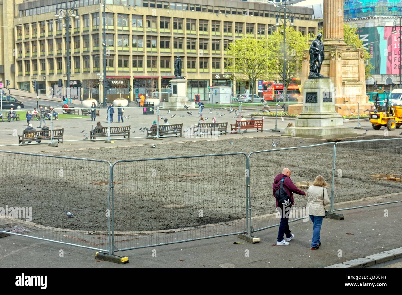 Glasgow, Schottland, Großbritannien 6.. April 2022. Wetter in Großbritannien: Bei wechselhaftem Wetter gingen die Menschen vorsichtig auf die Straße, da sich die Bedingungen änderten. Durch die Renovierung der Grünflächen am george Square wurde das prestigous zivile Zentrum zu einer Baustelle wie so vieles in der Stadt reduziert, was ein Tipp ist. Credit Gerard Ferry/Alamy Live News Stockfoto