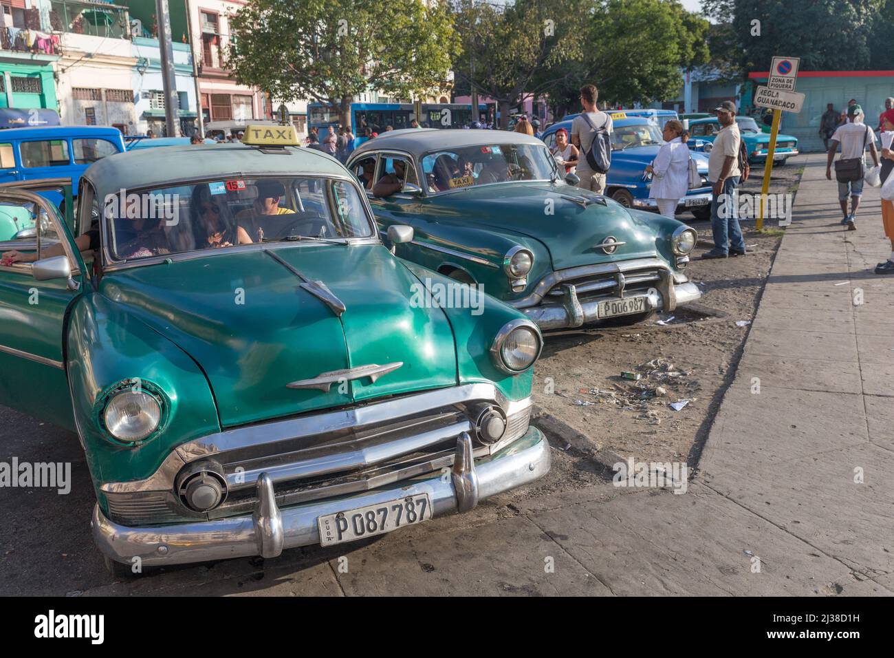 Taxis und Collectivos warten rund um den Parque El Curita Stockfoto