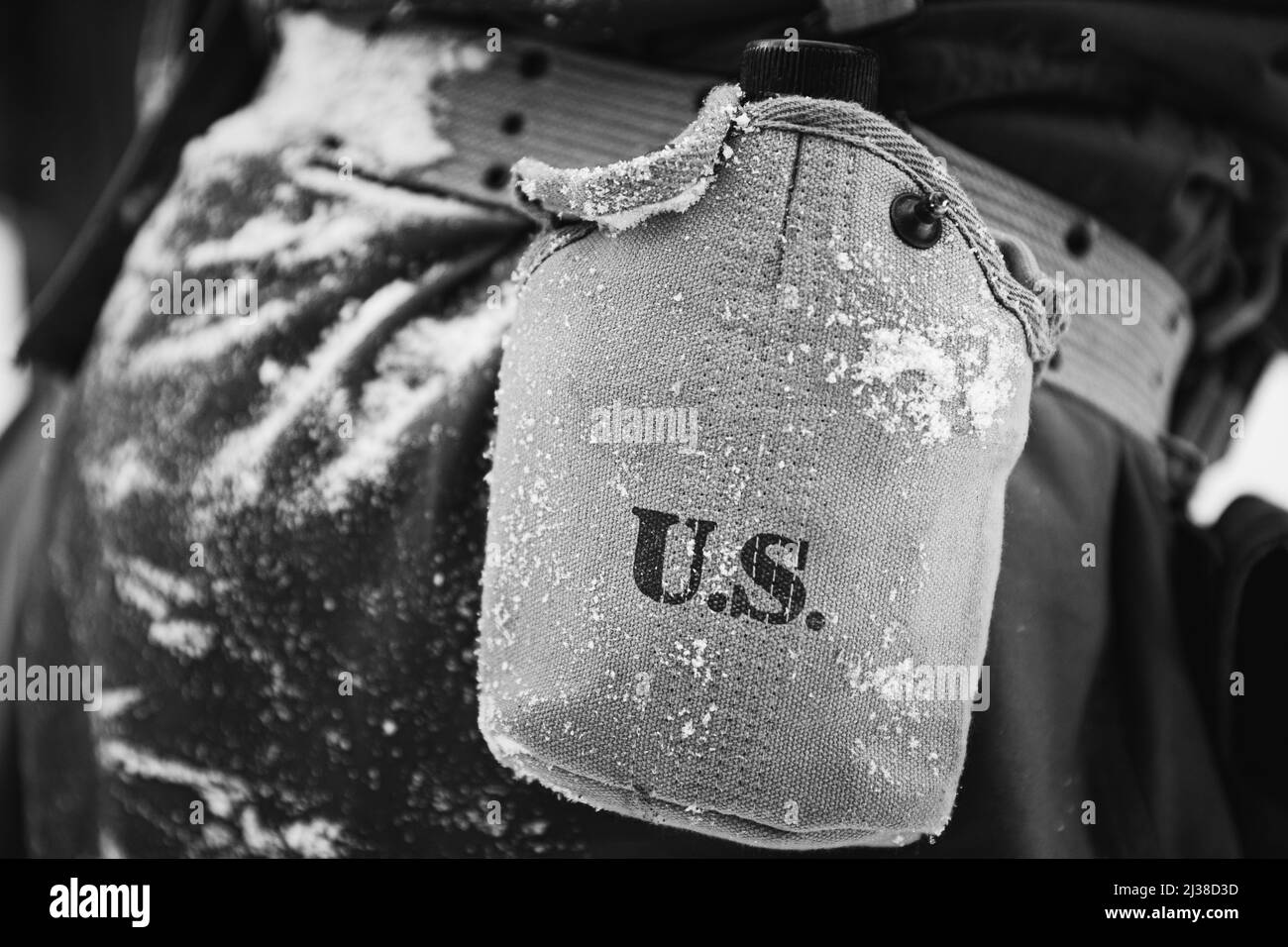 Amerikanische Militärmunition eines US-Soldaten im Zweiten Weltkrieg Warme Herbstkleidung, Flasche. Foto In Schwarzweiß Stockfoto