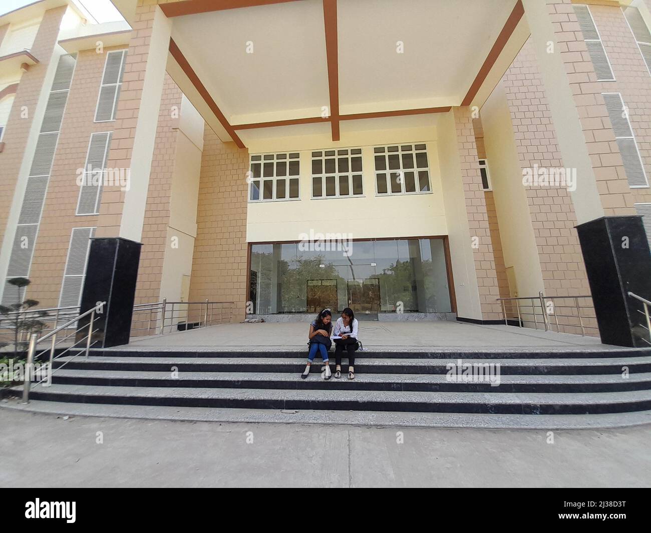 (4/4/2022) die Regierung DER NEW UP hat die landesweite „Schule Chalo Abhiyan“ ins Leben gerufen, um die verlorene Studie der letzten beiden Sitzungen aufgrund der Corona-Pandemie in Uttar Pradesh, Indien, zu vertuschen. Die Universität Allahabad ist eine zentrale Universität des Kollegiums in Prayagraj, Uttar Pradesh, Indien. Es wurde am 23. September 1887 durch ein Gesetz des Parlaments gegründet und ist als Institut von nationaler Bedeutung (INI) anerkannt. Es ist eine der ältesten modernen Universitäten in Indien. Seine Ursprünge liegen im Muir Central College, benannt nach dem LT. Gouverneur der nordwestlichen Provinzen, Sir William Muir im Jahr 1876, der den ausweis vorgeschlagen hatte Stockfoto