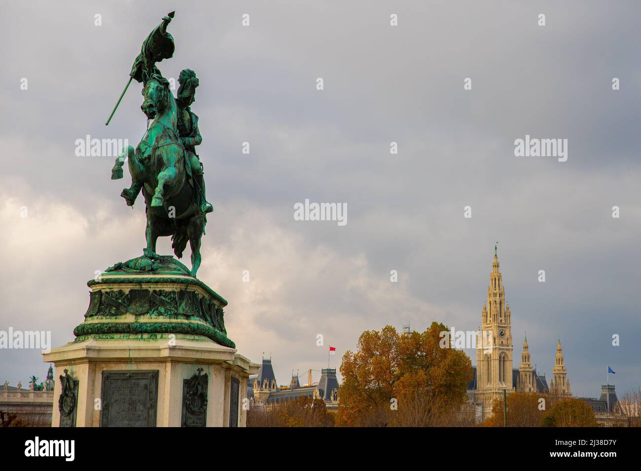 Reiterstatue des Erzherzog Karl (Erzherzog Karl) Gedenkstätte und Rathaus an einem bewölkten Tag in Wien, Österreich Stockfoto