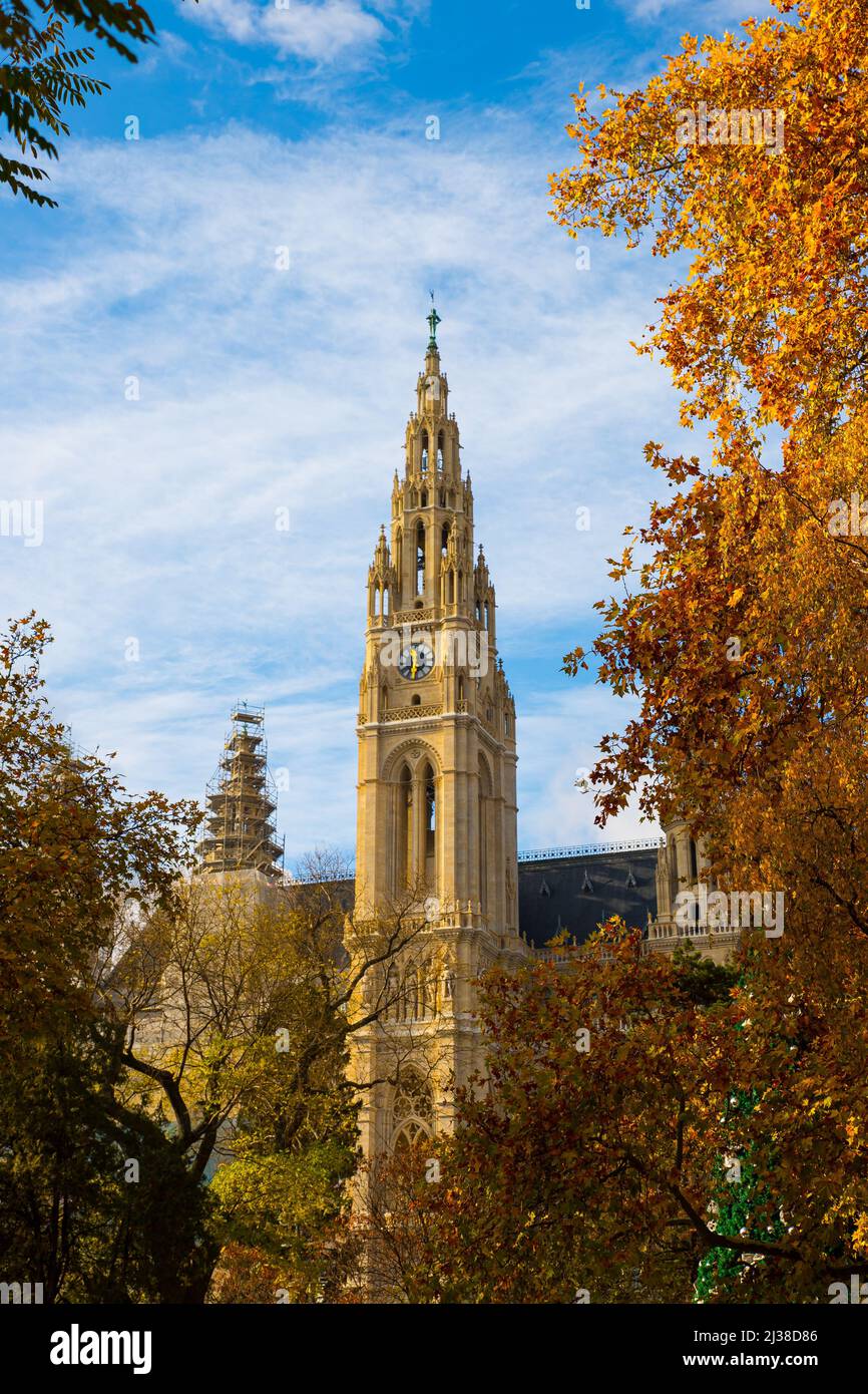 Bunte Szene des gotischen Wiener Rathauses ( Wiener Rathaus ), Österreich Stockfoto