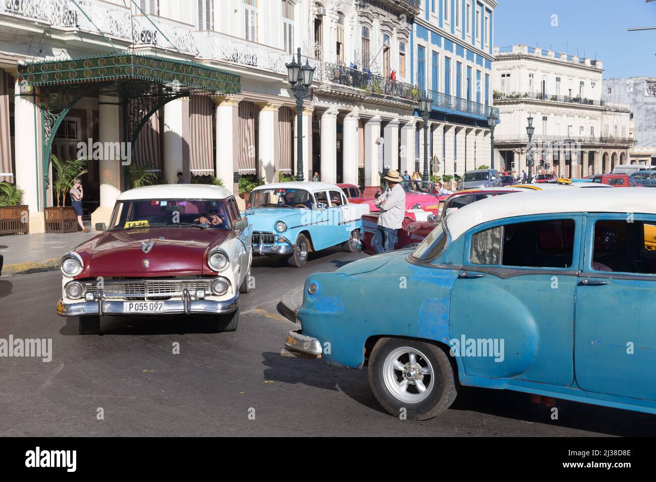 Alte amerikanische Oldtimer fahren am Eingang des Hotel Inglaterra in Havanna, Kuba vorbei Stockfoto