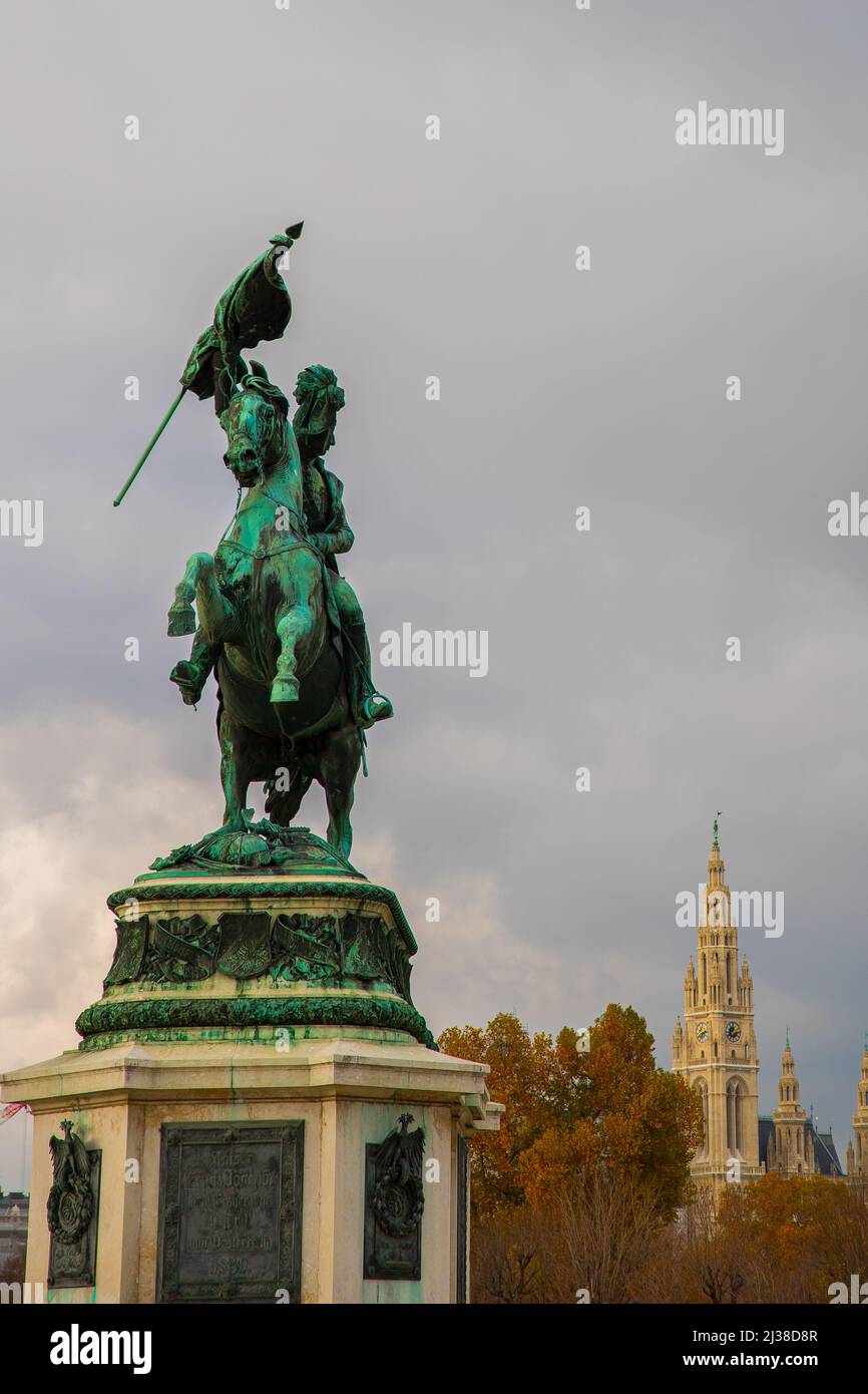 Reiterstandbild des Erzherzog-Karl-Denkmals und Rathaus an einem bewölkten Tag in Wien (Wien), Österreich Stockfoto