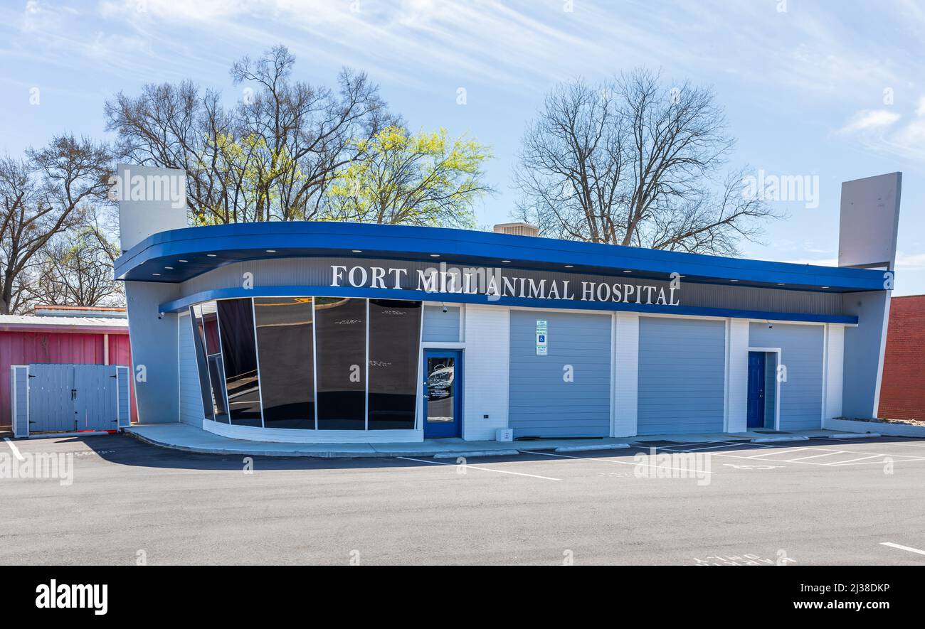 FORT MILL, S.C., 2. APRIL 22: Das Fort Mill Animal Hospital auf der Main Street Gebäude und Schild. Stockfoto