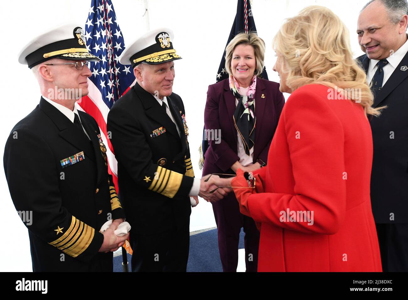 Wilmington, Vereinigte Staaten von Amerika. 02. April 2022. US-First Lady Jill Biden, rechts, begrüßt CNO ADM. Mike Gilday vor der Gedenkfeier zur Inbetriebnahme des Angriffs-U-Bootes USS Delaware der Virginia-Klasse am 2. April 2022 in Wilmington, Delaware. Von links nach rechts stehen: ADM. Daryl Caudle, CNO ADM. Mike Gilday, Linda Gilday, First Lady Jill Biden und Navy Secretary Carlos Del Toro. Kredit: Weißes Haus Foto/Alamy Live Nachrichten Stockfoto