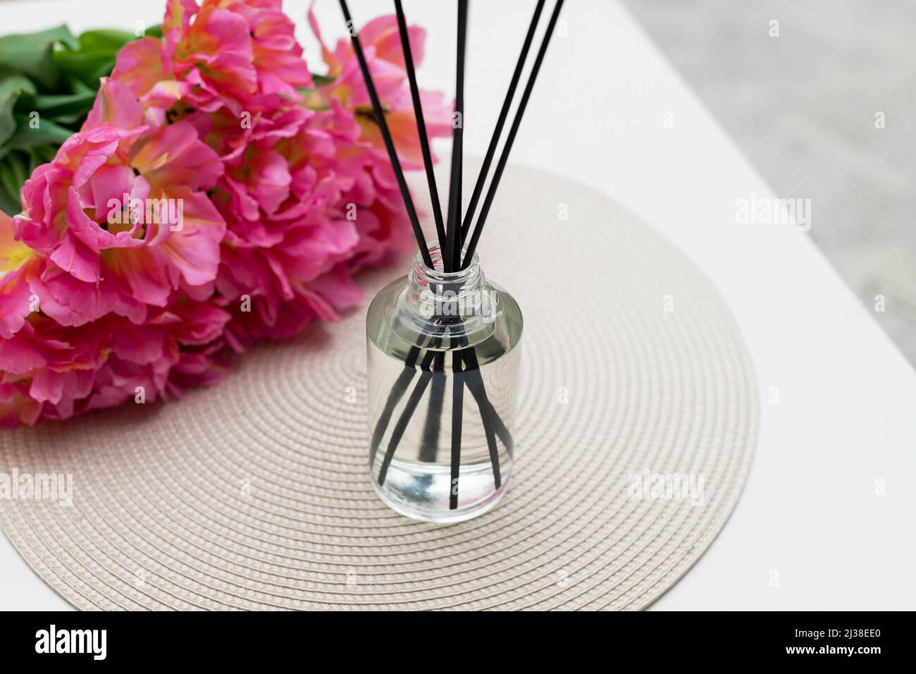 Aroma Schilfdiffusor und Bouquet von schönen Tulpenblüten Stockfoto