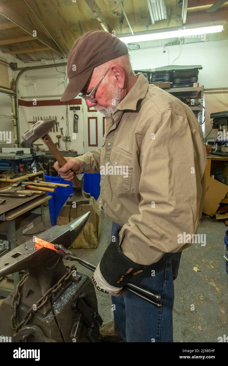 Colorado Springs, Colorado - der Schmied Fred Martin baut Gartenwerkzeuge aus ausrangierten Schusswaffen. Martin ist Teil einer Mennoniten-gemeinnützigen Organisation, RAWTools, t Stockfoto