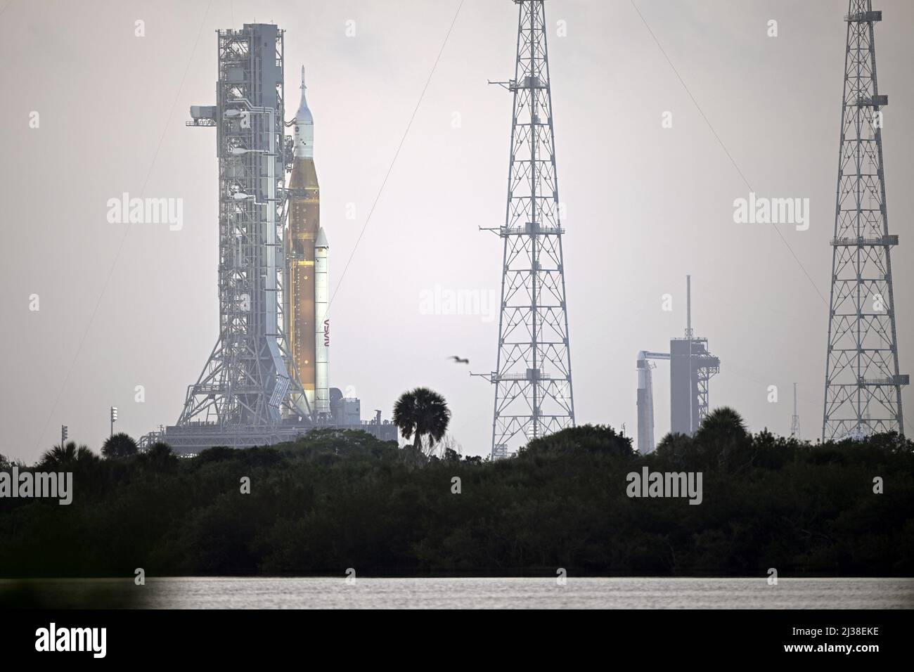 Zum ersten Mal seit dem Space Shuttle-Programm im Jahr 2009 sind die 39 Pads A und B des Launch Complex mit Trägerrampen belegt. Der SLS-Booster (l) der NASA auf Pad B und die Falcon 9-Rakete von SpaceX stehen am Mittwoch, den 6. April 2022, im Kennedy Space Center, Florida. SLS wird derzeit Tests für den Start von Artemis 1 durchführen, und die Falcon 9 soll die erste kommerzielle Besatzung zur Internationalen Raumstation für Axiom Space ankurbeln. Foto von Joe Marino/UPI Credit: UPI/Alamy Live News Stockfoto