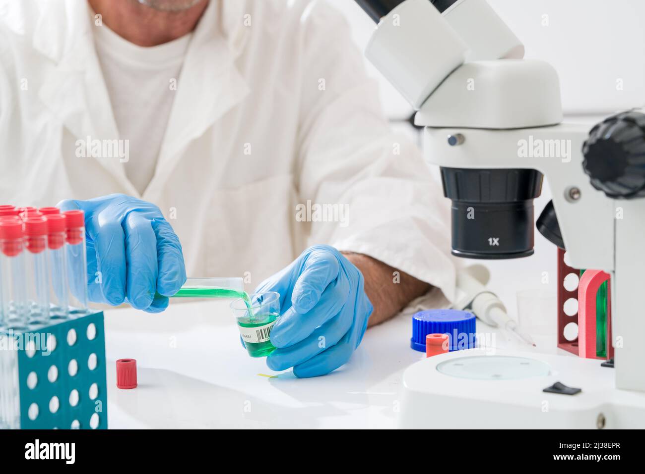 Wissenschaftliches Experiment im Labor der biologischen Chemie. Biochemie, Biophysik und Molekularbiologie ist das Studium der Chemie und Physik Stockfoto