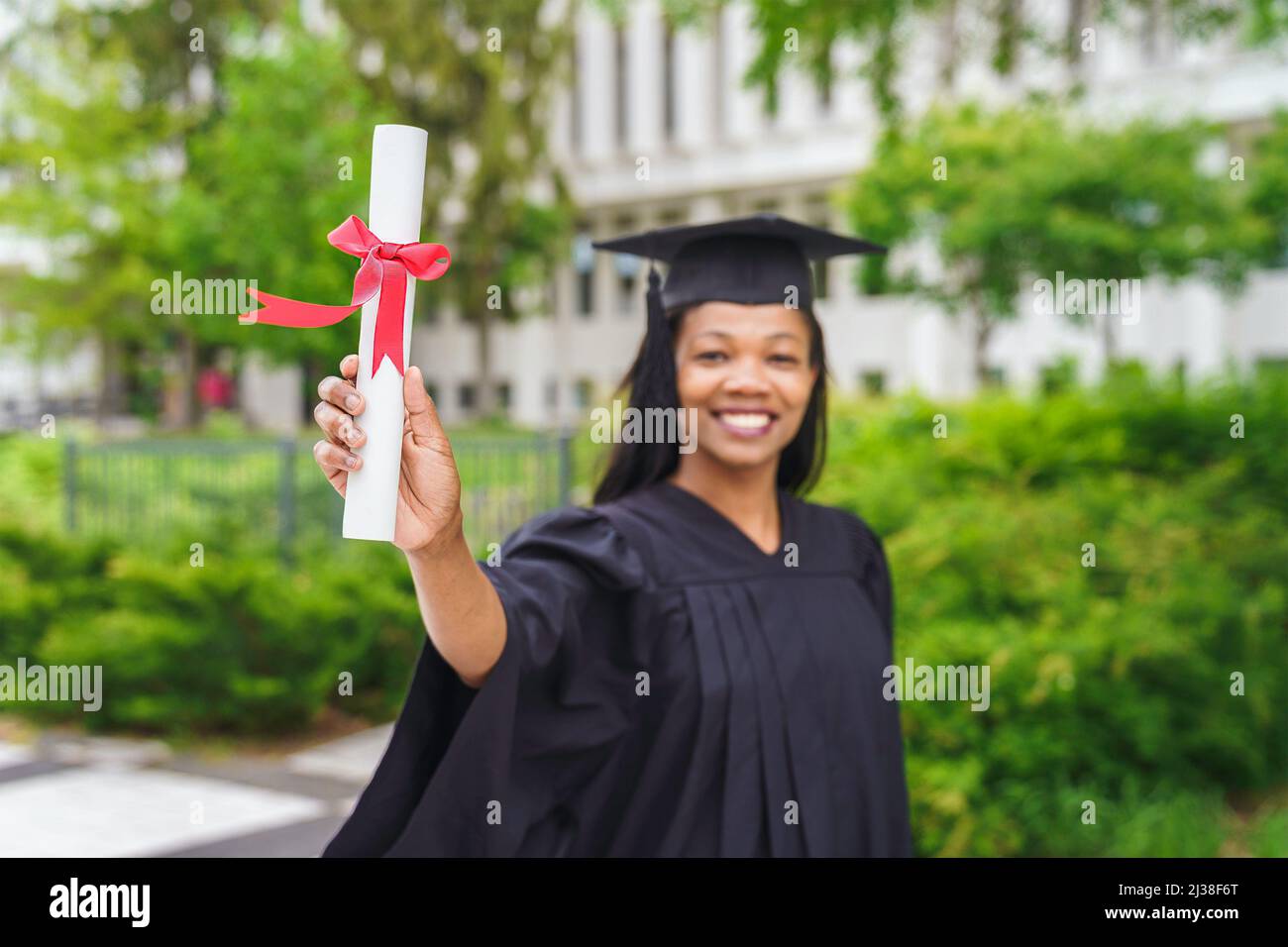 Glückliche afro amerikanische Hochschulabsolventen bei der Abschlussfeier Stockfoto