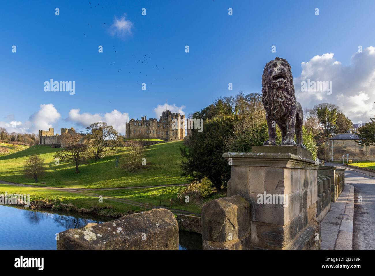 Alnwick Castle und den Fluss Aln von der Lion Bridge, Northumberland, England Stockfoto