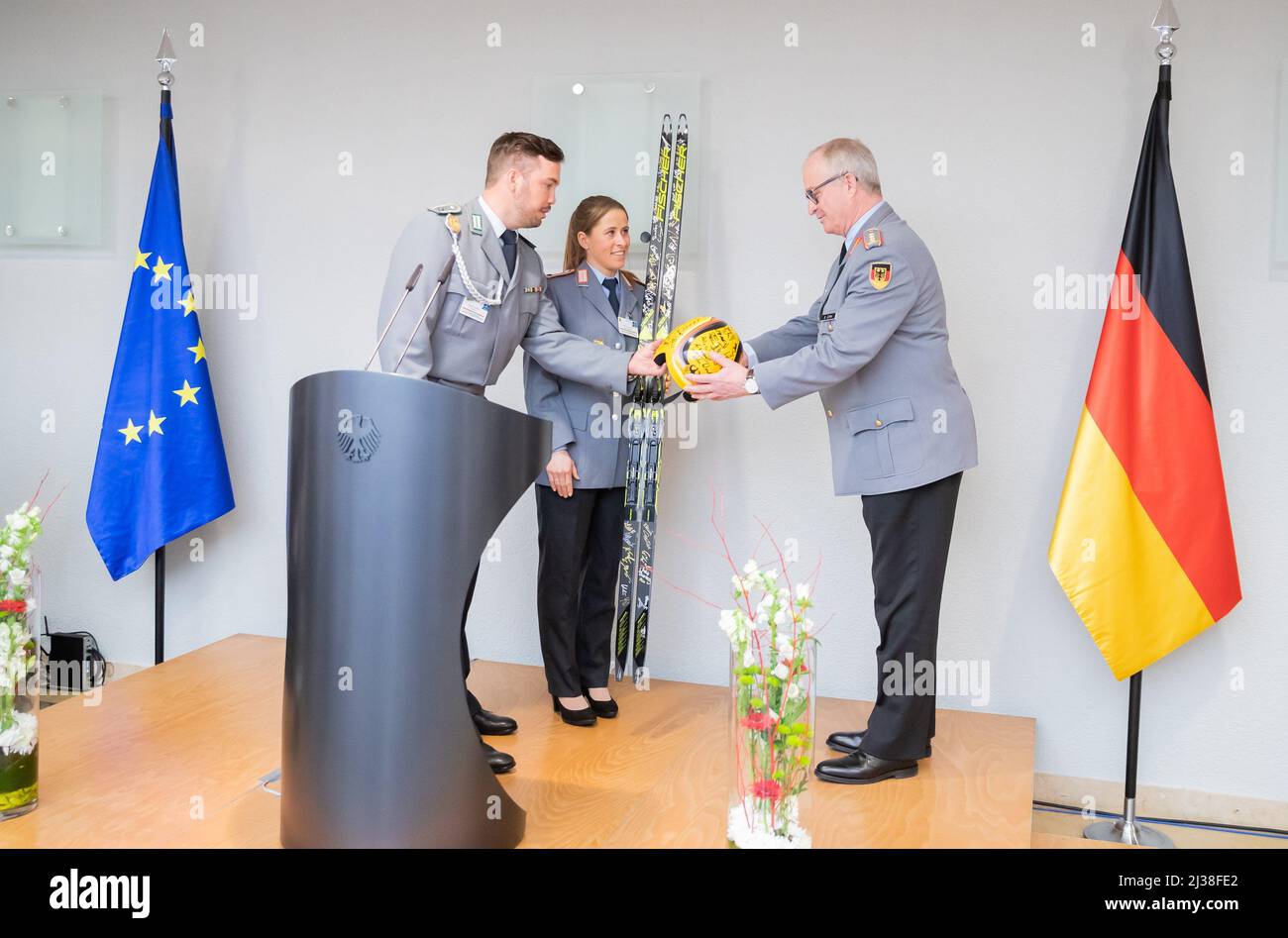 Berlin, Deutschland. 06. April 2022. Tobias Wendl (l-r), Rodelsportlerin, und Katharina Hennig, Langlauffahrerin, präsentieren Eberhard Zorn, Generalinspekteur der Bundeswehr, mit Skiern und Helm bei der Verleihung der Bundeswehr-Athleten, die an den Olympischen Winterspielen 2022 und den Paralympics 2022 in Peking teilgenommen haben. Quelle: Christoph Soeder/dpa/Alamy Live News Stockfoto