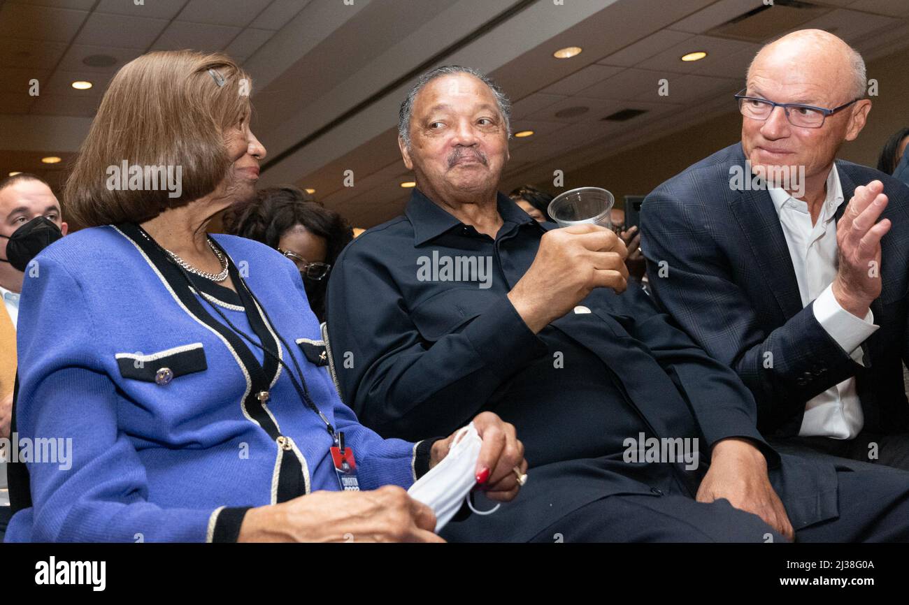 New York, New York, USA. 6. April 2022. Der Präsident DER New YORKER NAACP, HAZEL DUKES, begrüßt Rev. JESSE L. JACKSON während der jährlichen National Action Network Convention in New York. (Bild: © Brian Branch Price/ZUMA Press Wire) Stockfoto