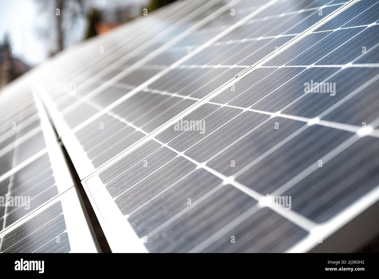 Photovoltaikmodule, eine alternative Stromquelle zu Kohlekraftwerken. Eine Möglichkeit, die Stromkosten zu senken, ohne die Umwelt zu schädigen Stockfoto