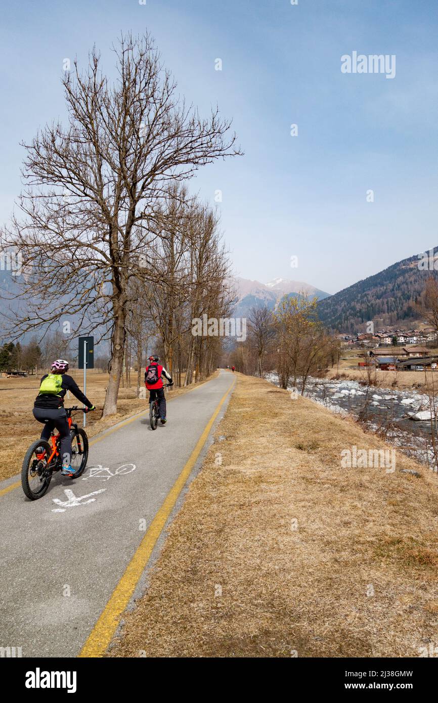 Radfahren in Italien; zwei Radfahrer fahren Fahrrad auf einem Radurlaub in Pinzolo im Frühjahr, Pinzolo, Dolomiten Italien Europa Stockfoto