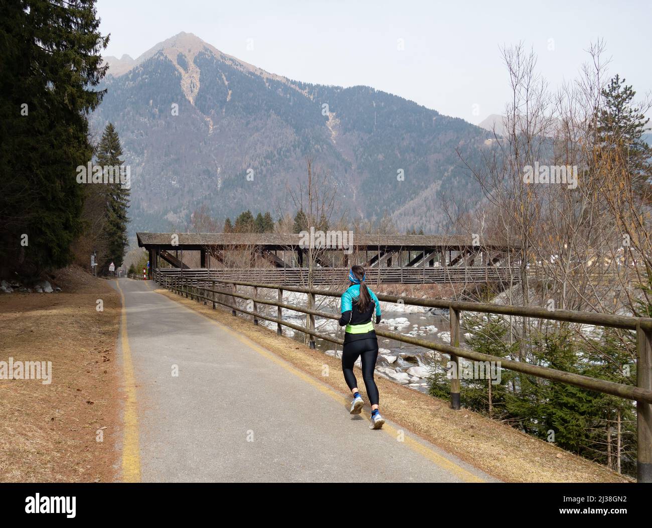 Outdoor-Bewegung - Joggen Italien; eine Frau läuft im Winter, Pinzolo, die Dolomiten-Landschaft, Italien Europa Stockfoto