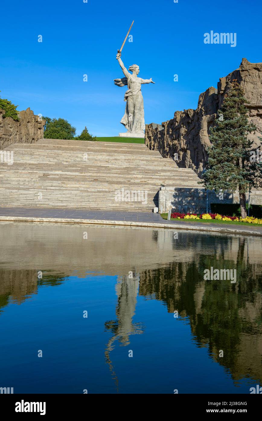 WOLGOGRAD, RUSSLAND - 19. SEPTEMBER 2021: Mutterland-Denkmal mit Reflexion. Mamaev Kurgan, Wolgograd Stockfoto