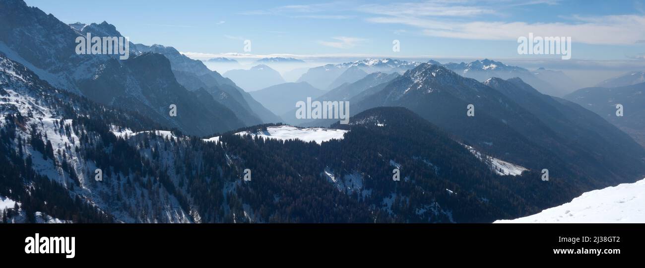 Panorama Dolomitenlandschaft; Blick über die schneebedeckten Dolomiten in Norditalien im Spätswinter - Berg- und Schneepanorama-Landschaft. Stockfoto