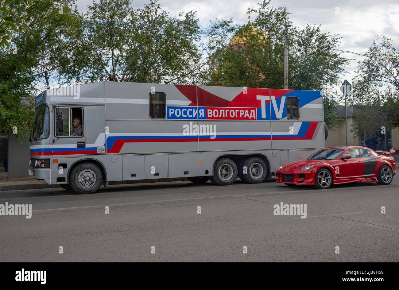 WOLGOGRAD, RUSSLAND - 19. SEPTEMBER 2021: Spezieller Bus für das Fernsehen (mobiles Fernsehstudio). Wolgograd Stockfoto