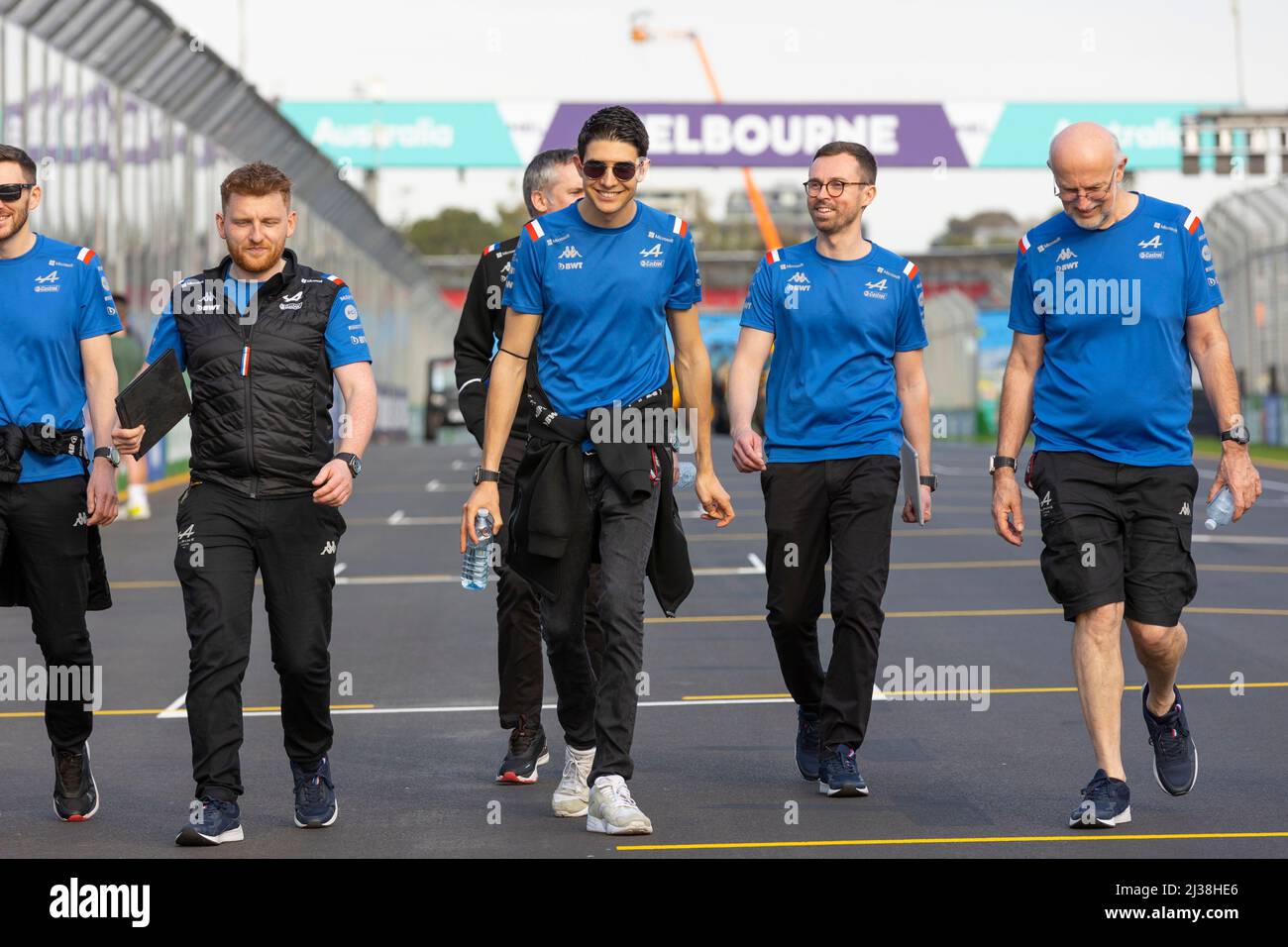 Melbourne, Australien. 06. April 2022. Esteban Ocon aus Frankreich und Alpine F1 machen einen Streckenspaziergang vor dem Großen Preis von Australien 2022 auf der Rennstrecke des Albert Park Grand Prix Credit: SOPA Images Limited/Alamy Live News Stockfoto