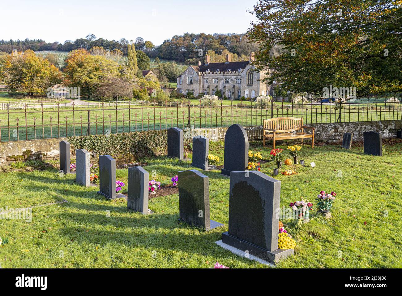 Blick über den Kirchhof von St Mary the Virgin in Richtung Flaxley Abbey im Dorf Forest of Dean in Flaxley, Gloucestershire, England Stockfoto