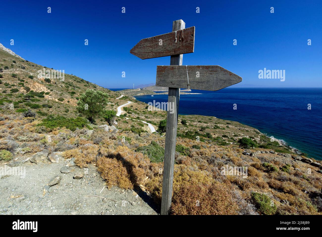 Fußweg zwischen panagia Kamariani und Pandeleimon-Mönchen, Tilos-Insel, Dodekanes-Inseln, Südägäis, Griechenland. Stockfoto