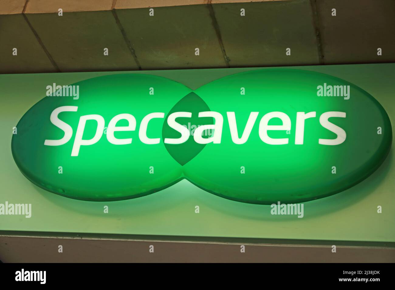 Leuchtschild in Form einer Brille über dem Specsavers-Shop, Halifax Stockfoto