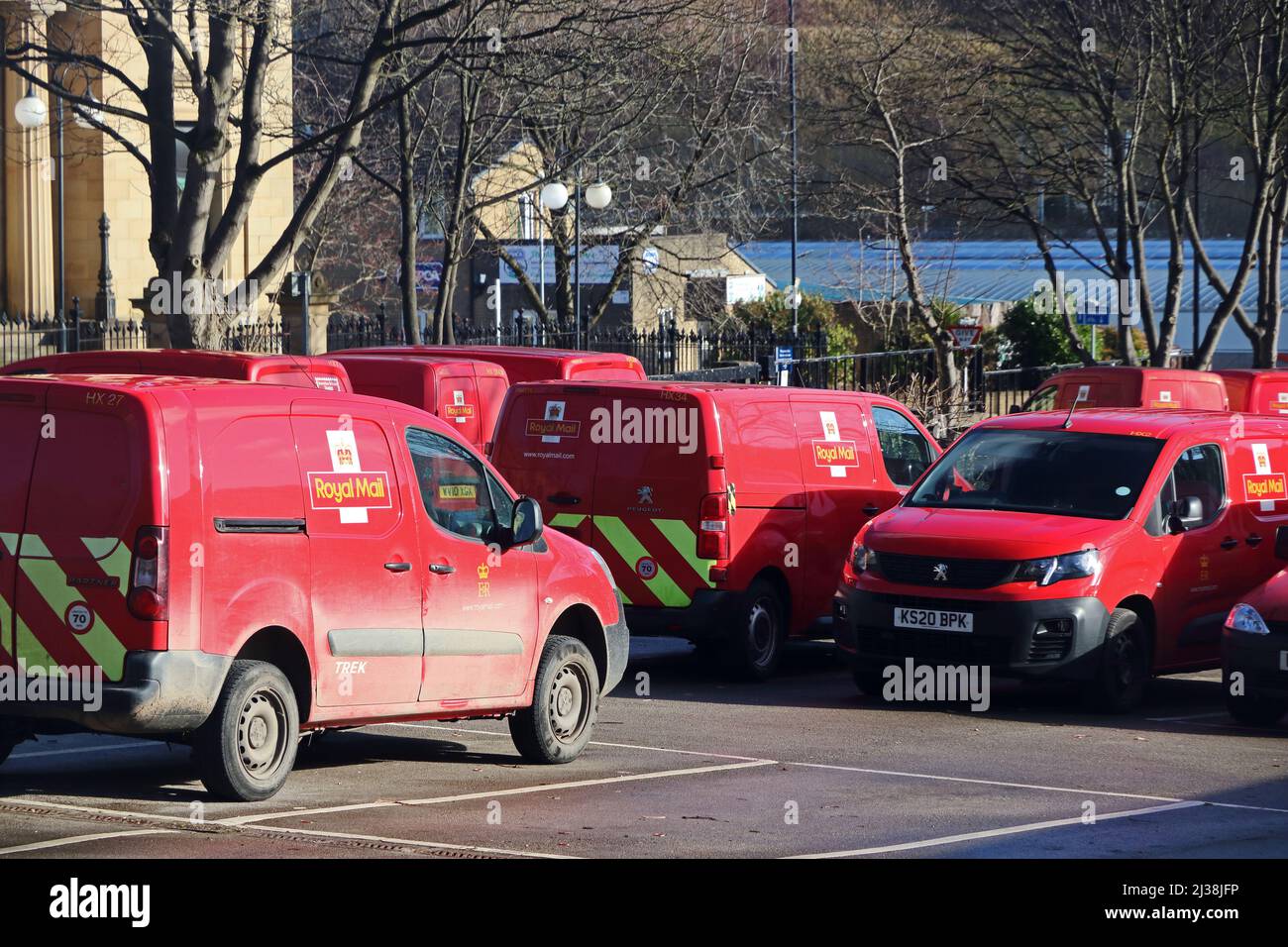 Royal Mail Lieferwagen parkten an der Sortierstelle, Halifax Stockfoto