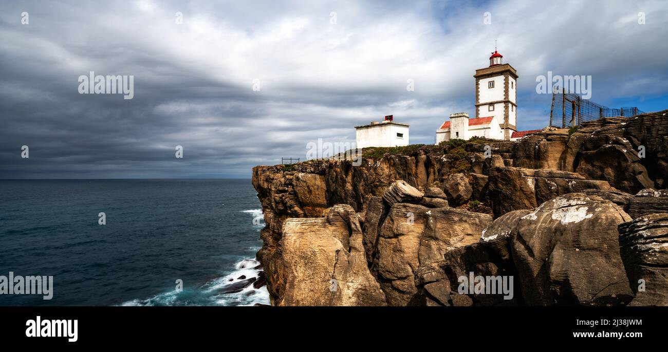 Peniche, Portugal - 6. April 2022: Blick auf den Leuchtturm Cabo Carvoeira in Peniche Stockfoto