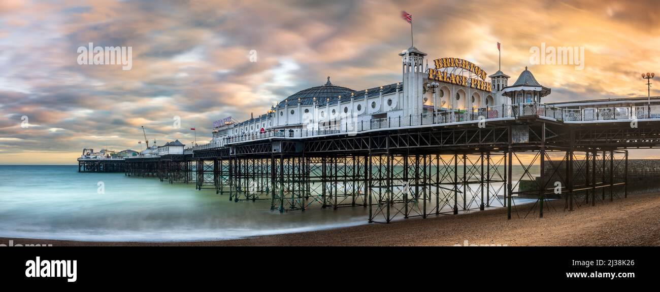 Der Brighton Palace Pier, auch bekannt als Brighton Pier oder Palace Pier, ist ein denkmalgeschützter Vergnügungssteg in Brighton und der einzige von drei Pier Stockfoto