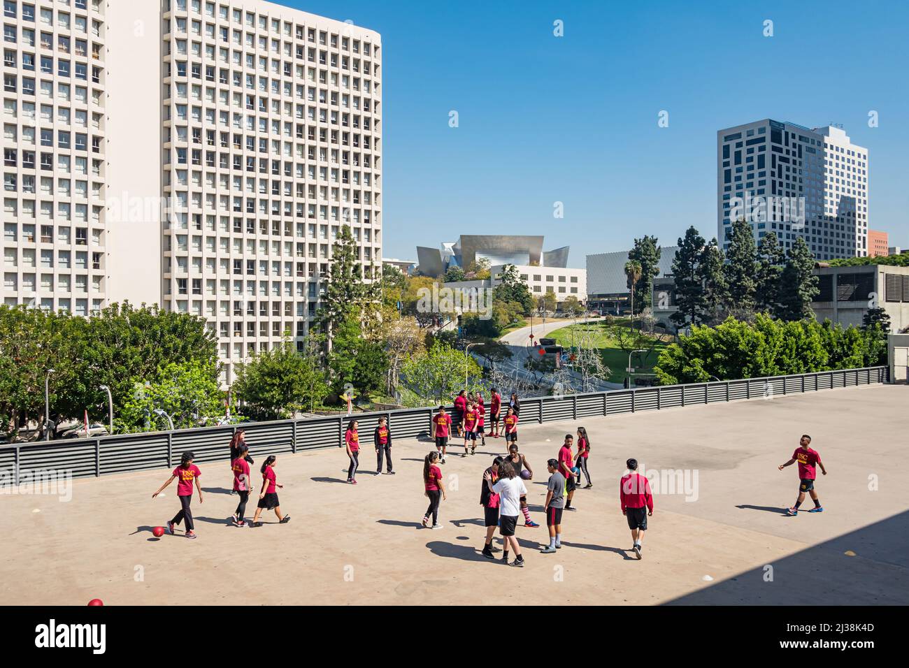USC Studenten spielen Sport in Downtown Los Angeles, Kalifornien, USA an einem sonnigen Tag. Stockfoto