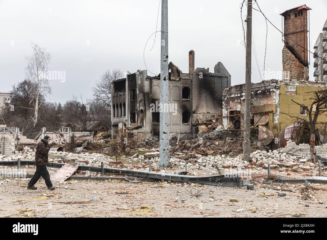 Tschernihiw, Ukraine. 05. April 2022. Ein Mann geht in Tschernihiw an leeren und ruinierten Straßen entlang. Russische Truppen setzen ihre umfassende Invasion in der Ukraine fort. Kredit: SOPA Images Limited/Alamy Live Nachrichten Stockfoto