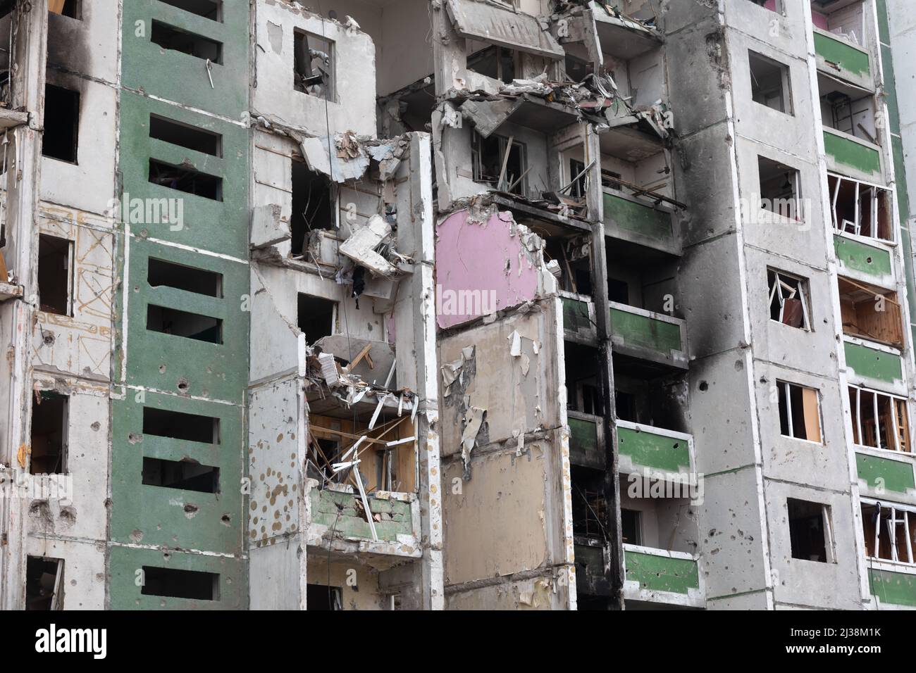 Tschernihiw, Ukraine. 05. April 2022. Zerstörte Gebäude auf den Straßen Tschernihiws infolge des Angriffs der russischen Eindringlinge auf die friedliche Stadt. Russische Truppen setzen ihre umfassende Invasion in der Ukraine fort. Kredit: SOPA Images Limited/Alamy Live Nachrichten Stockfoto