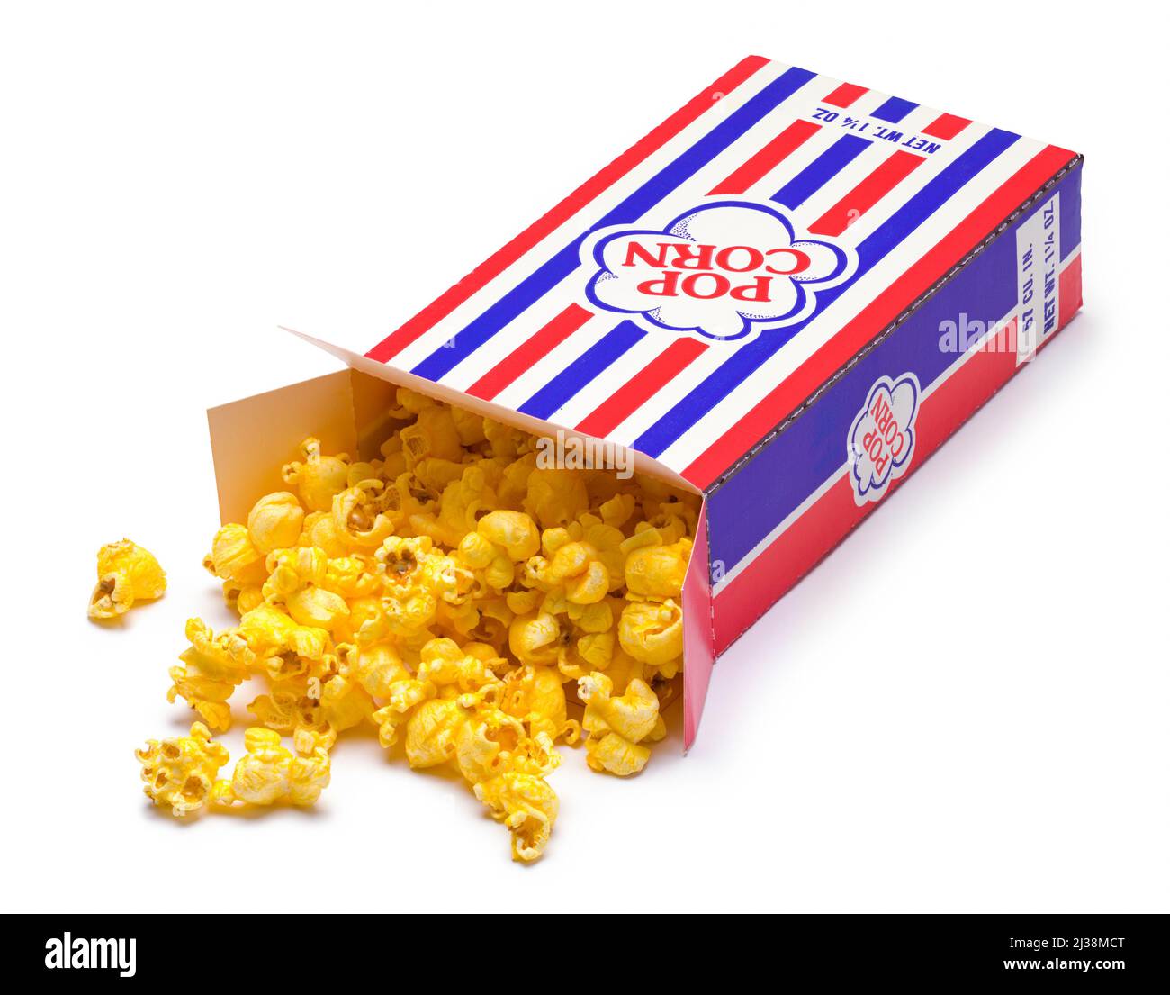 Verschüttete Schachtel Popcorn auf Weiß ausgeschnitten. Stockfoto