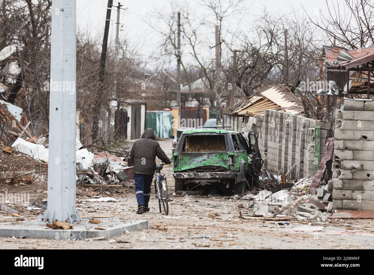 Tschernihiw, Ukraine. 05. April 2022. Ein Mann mit dem Fahrrad läuft in Tschernihiw entlang einer leeren und ruinierten Straße. Russische Truppen setzen ihre umfassende Invasion in der Ukraine fort. (Foto von Mykhaylo Palinchak/SOPA Images/Sipa USA) Quelle: SIPA USA/Alamy Live News Stockfoto