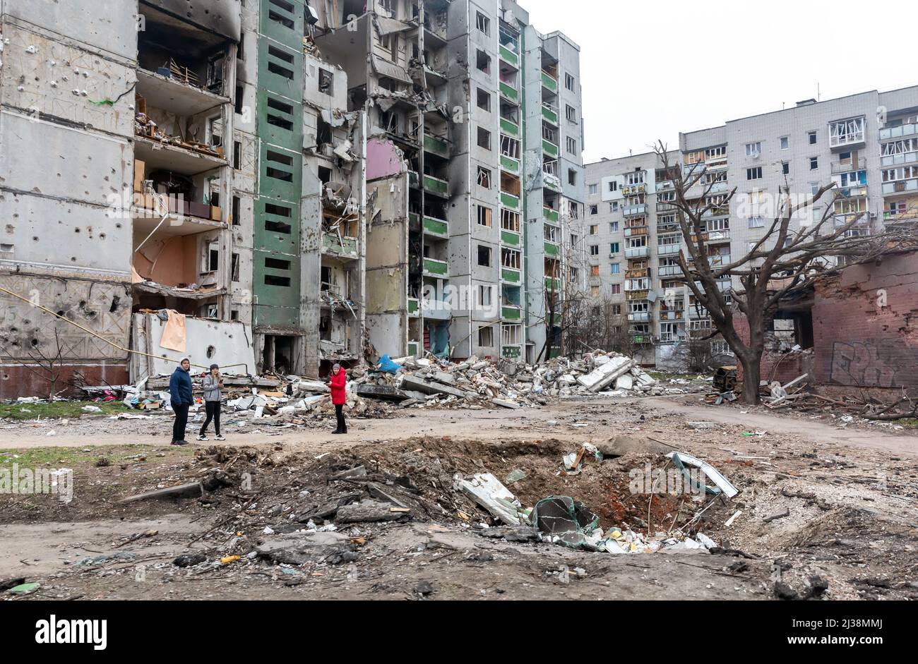 Tschernihiw, Ukraine. 05. April 2022. Menschen stehen im Hof in der Nähe des Krater vor der Explosion einer Muschel. Russische Truppen setzen ihre umfassende Invasion in der Ukraine fort. (Foto von Mykhaylo Palinchak/SOPA Images/Sipa USA) Quelle: SIPA USA/Alamy Live News Stockfoto