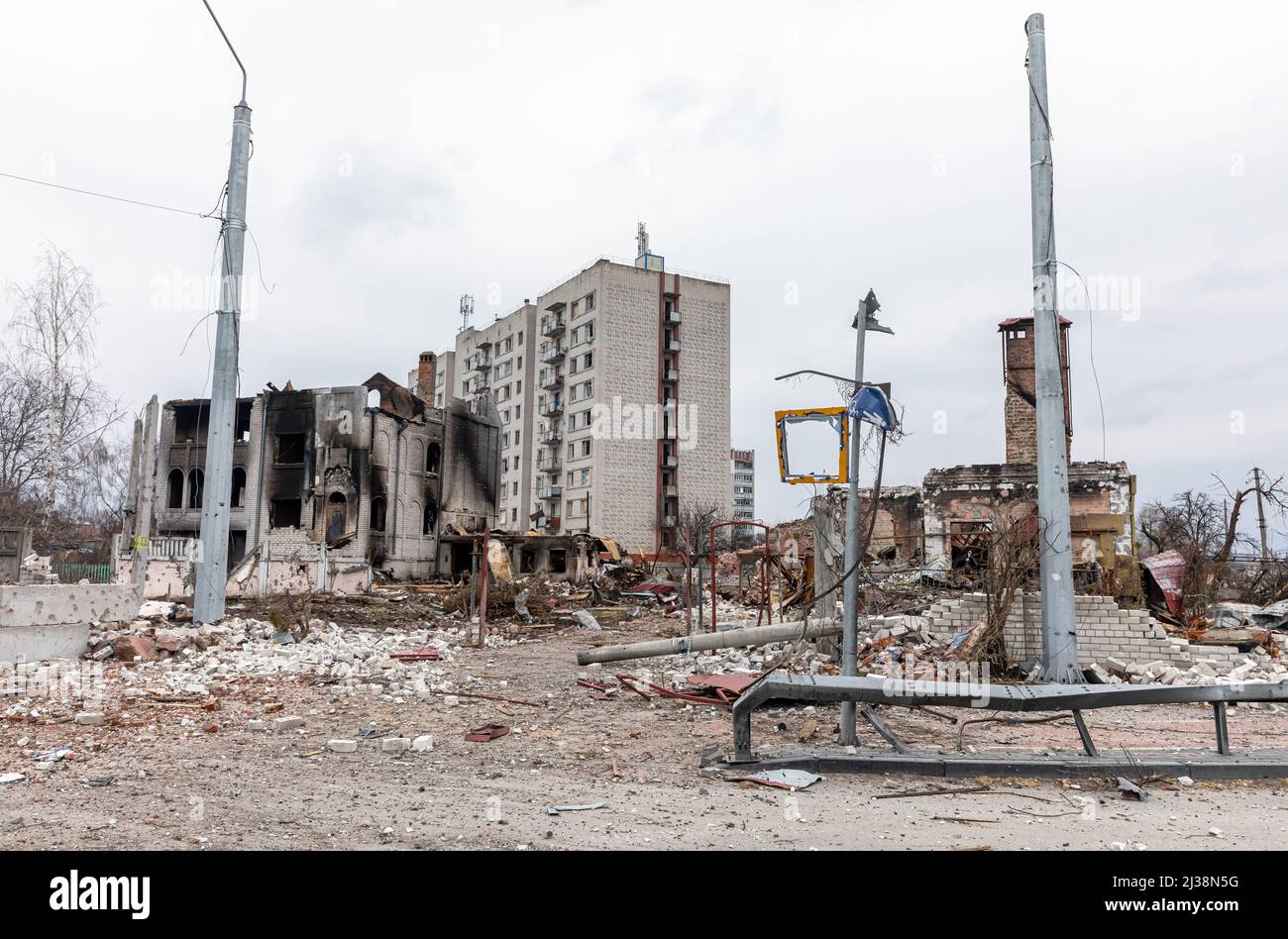 Tschernihiw, Ukraine. 05. April 2022. Chaos und zerstörte Gebäude auf den Straßen von Tschernihiw als Folge des Angriffs der russischen Invasoren auf eine friedliche Stadt. Russische Truppen setzen ihre umfassende Invasion in der Ukraine fort. (Foto von Mykhaylo Palinchak/SOPA Images/Sipa USA) Quelle: SIPA USA/Alamy Live News Stockfoto