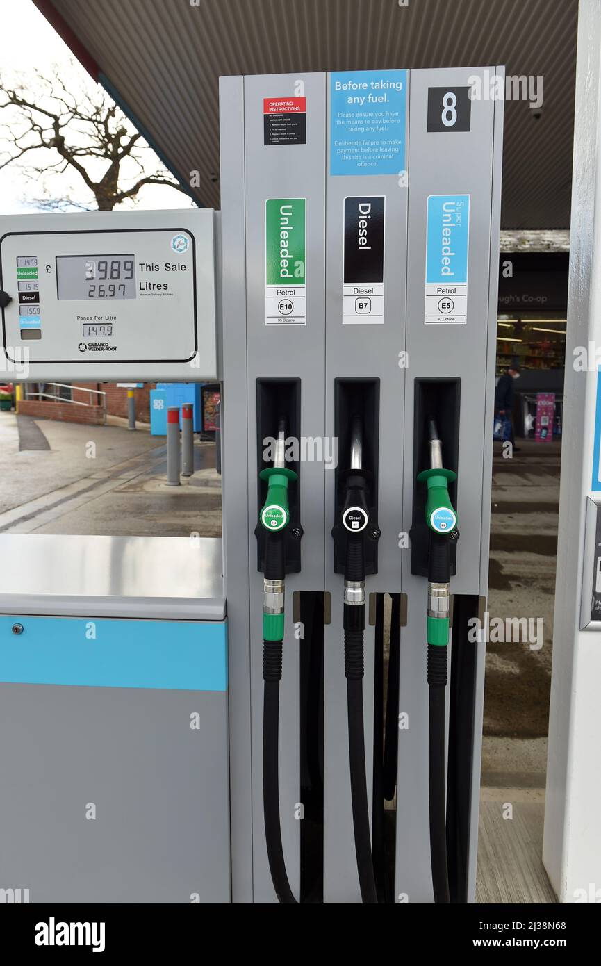 Nahaufnahme der Benzinpumpe in der Garage in Großbritannien Stockfoto