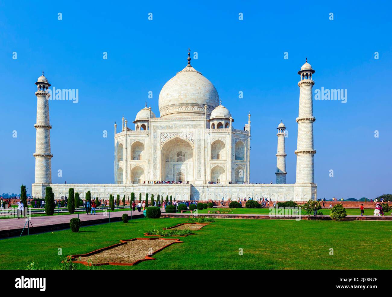 Agra, Indien - 15. November 2011: Die Menschen besuchen das Mausoleum Taj Mahal in Indien, das weltberühmte Grab. Stockfoto