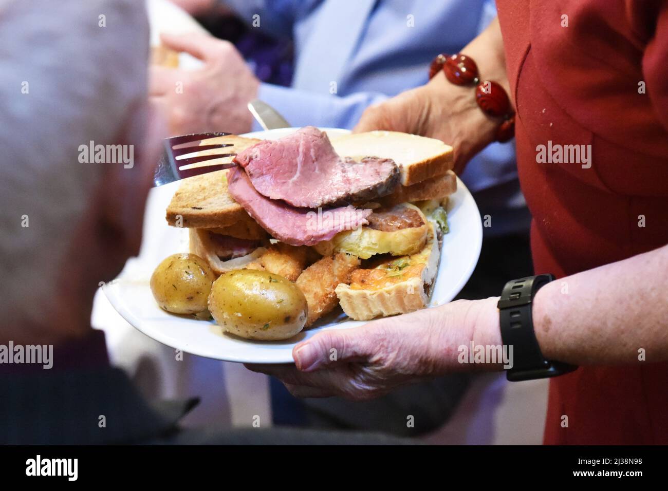 Ungesunde Speisen werden an einem Partybuffet in Großbritannien serviert Stockfoto