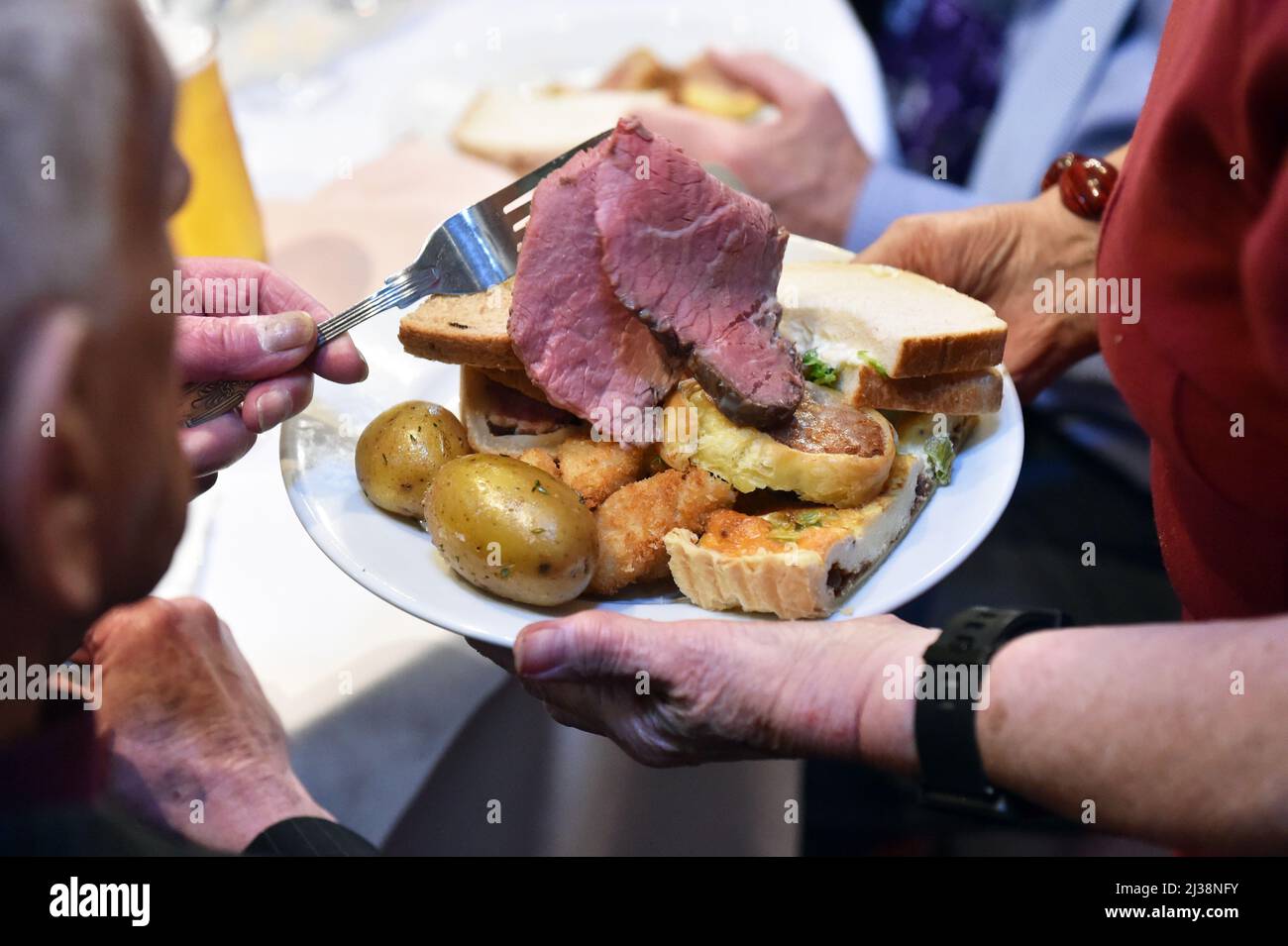 Großer Teller mit Essen beim Partybuffet, Großbritannien Stockfoto