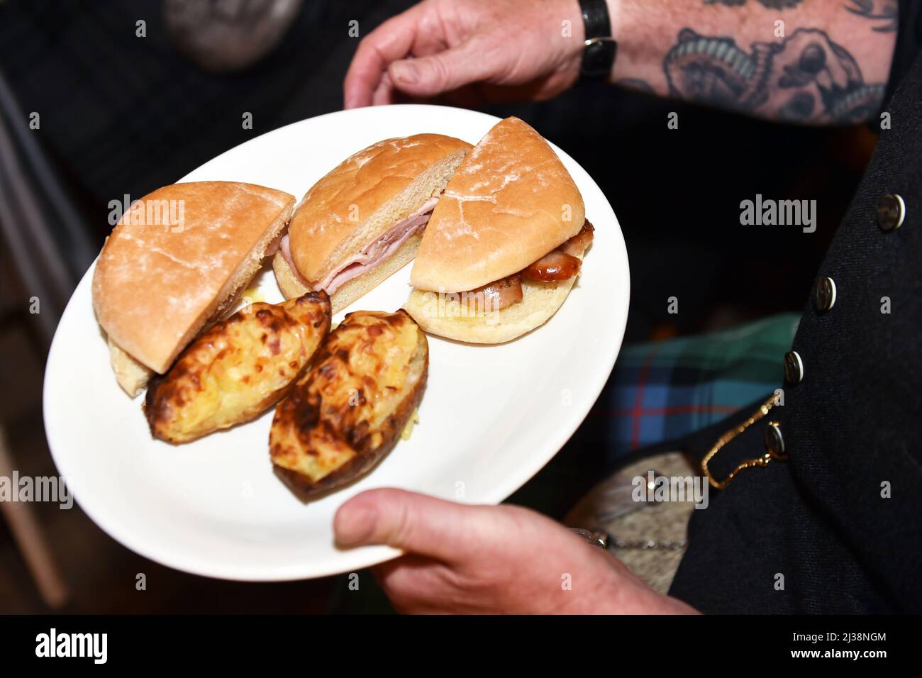 Ungesunde Speisen werden an einem Partybuffet in Großbritannien serviert Stockfoto