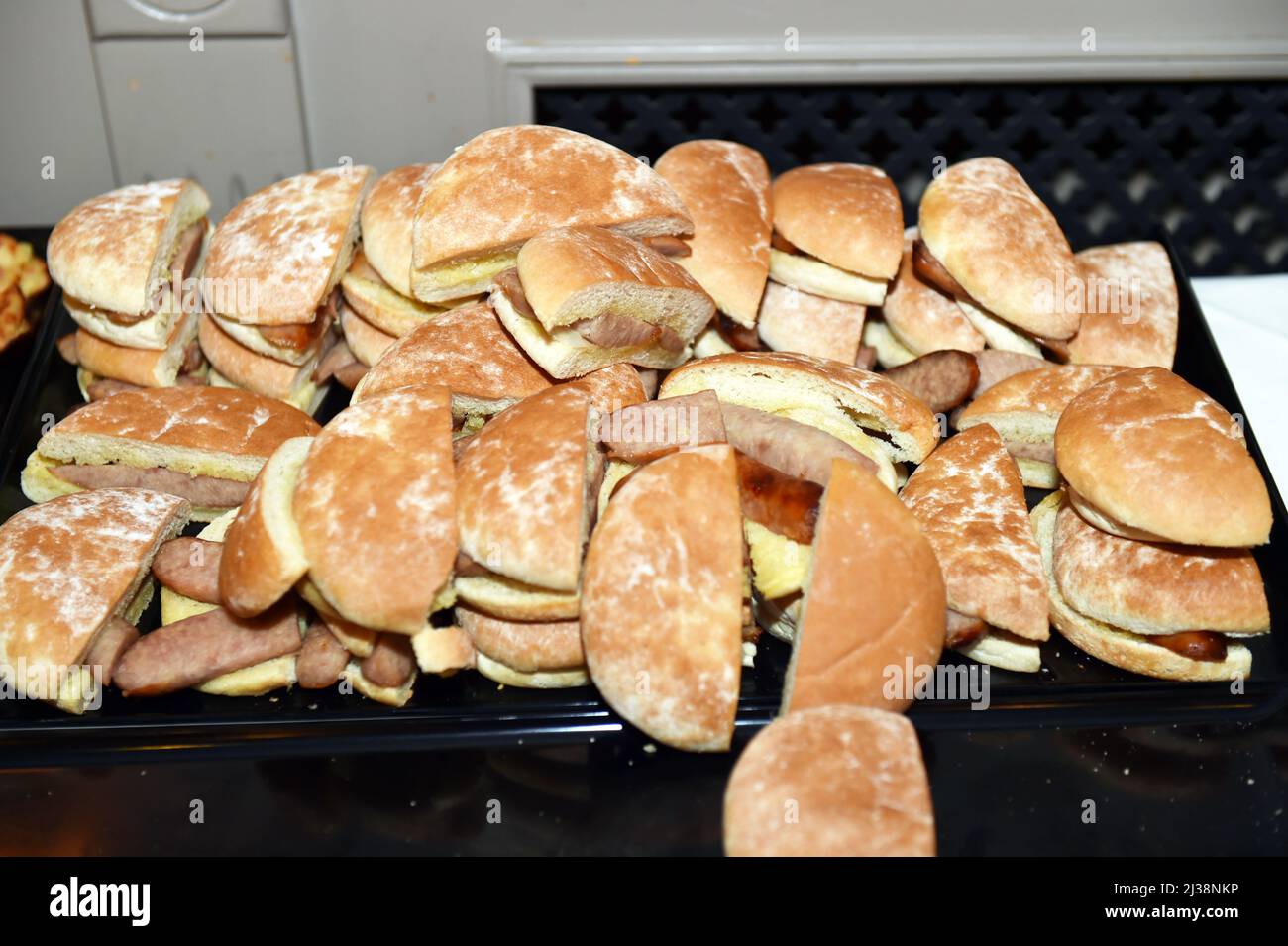 Ungesunde Speisen werden an einem Partybuffet in Großbritannien serviert Stockfoto