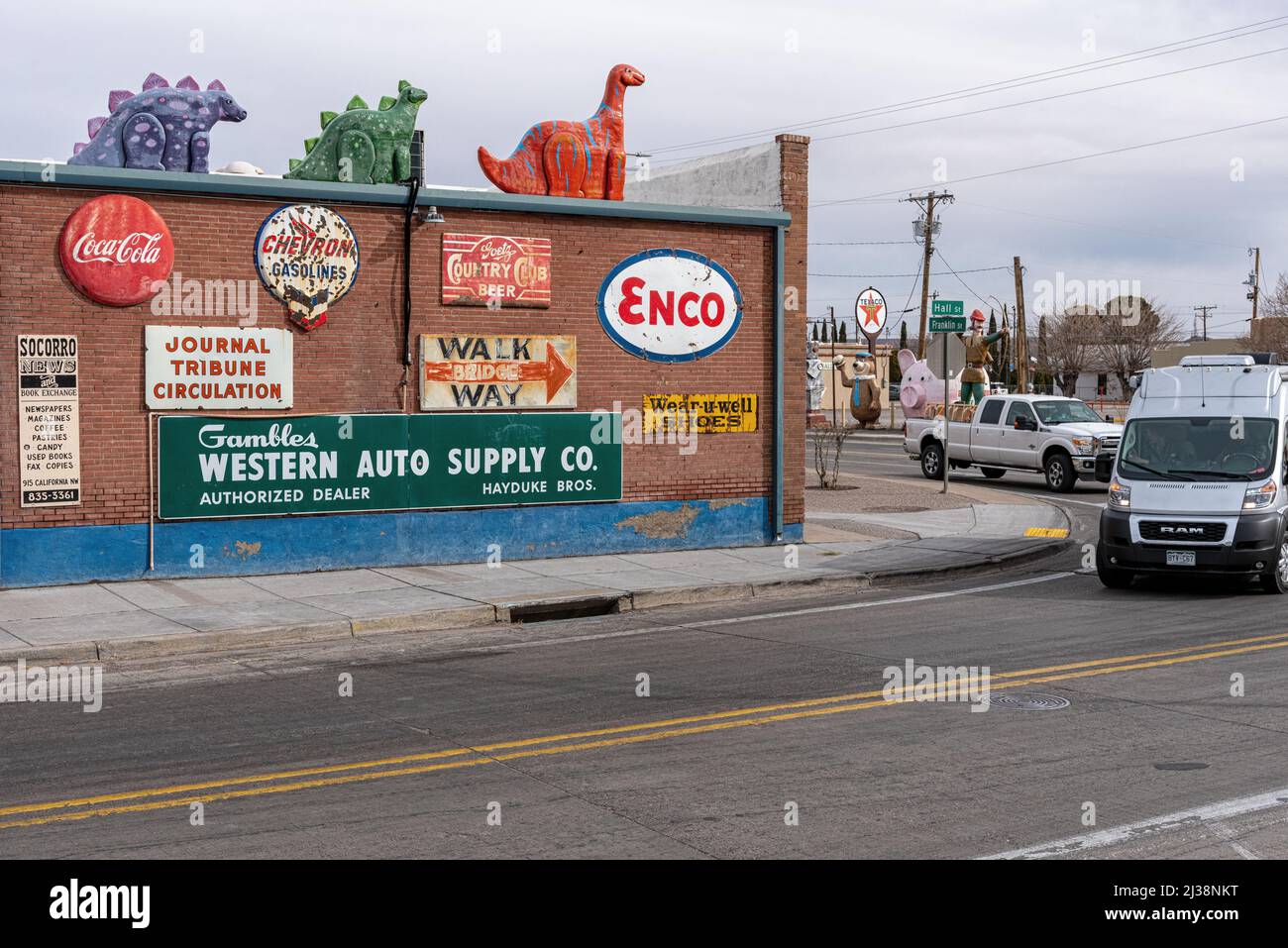 Das Sparky's Restaurant, eine berühmte Sehenswürdigkeit am Straßenrand in Hatch, New Mexico, ist ein altes Schild an der Seite eines roten Backsteingebäudes. Stockfoto