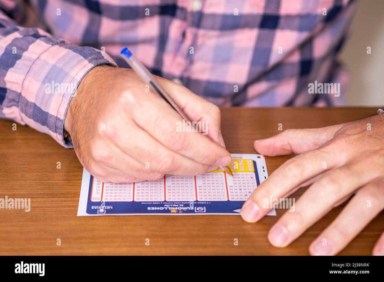 Valencia, Spanien; 5.. April 2022: Detail eines Mannes, der ein Ticket für die EuroMillions ausfüllt, die europäische Lotterie, die von den europäischen Spielebetreibern organisiert wird. Stockfoto