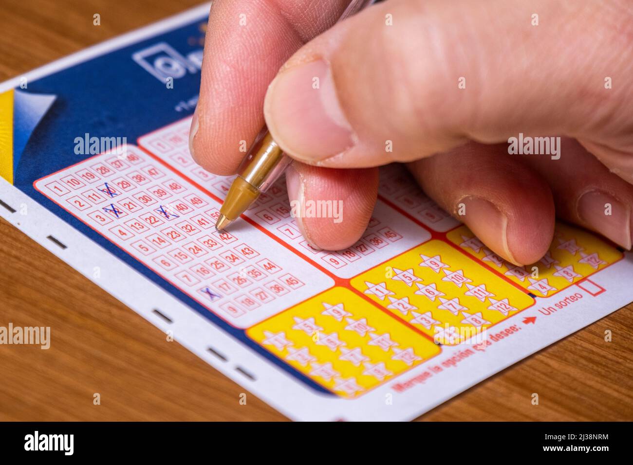 Valencia, Spanien; 5.. April 2022: Detail der Hand eines Mannes, der ein Ticket für die EuroMillions ausfüllt, die europäische Lotterie, die von den Spielbetreibern organisiert wird Stockfoto