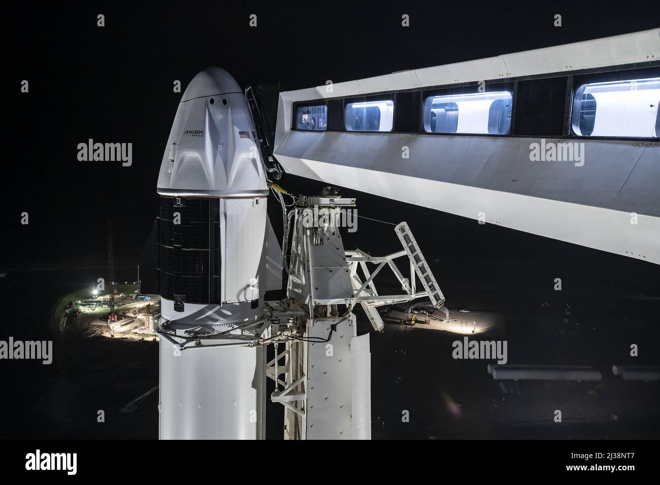 Die Raumsonde Falcon 9 und Dragon von SpaceX befinden sich vertikal im historischen Launch Complex 39A (LC-39A) des NASA-Weltraumzentrums Kennedy. SpaceX zielt am Freitag, den 8. April, auf die Axe-1-Mission von Axiom Space zur Internationalen Raumstation ab. Die AX-1-Besatzung von Michael López-Alegría, einem pensionierten NASA-Astronauten, Larry Connor, einem Immobilien- und Technologie-Unternehmer, Mark Pathy, einem kanadischen Geschäftsmann und Eytan Stibbe, einem israelischen Unternehmer und ehemaligen Kampfjet-Piloten, wird zehn Tage im Orbiting-Labor verbringen. Die AX-1-Mission von Axiom Space ist die erste vollständig private Weltraummission zur Raumfahrt Stockfoto