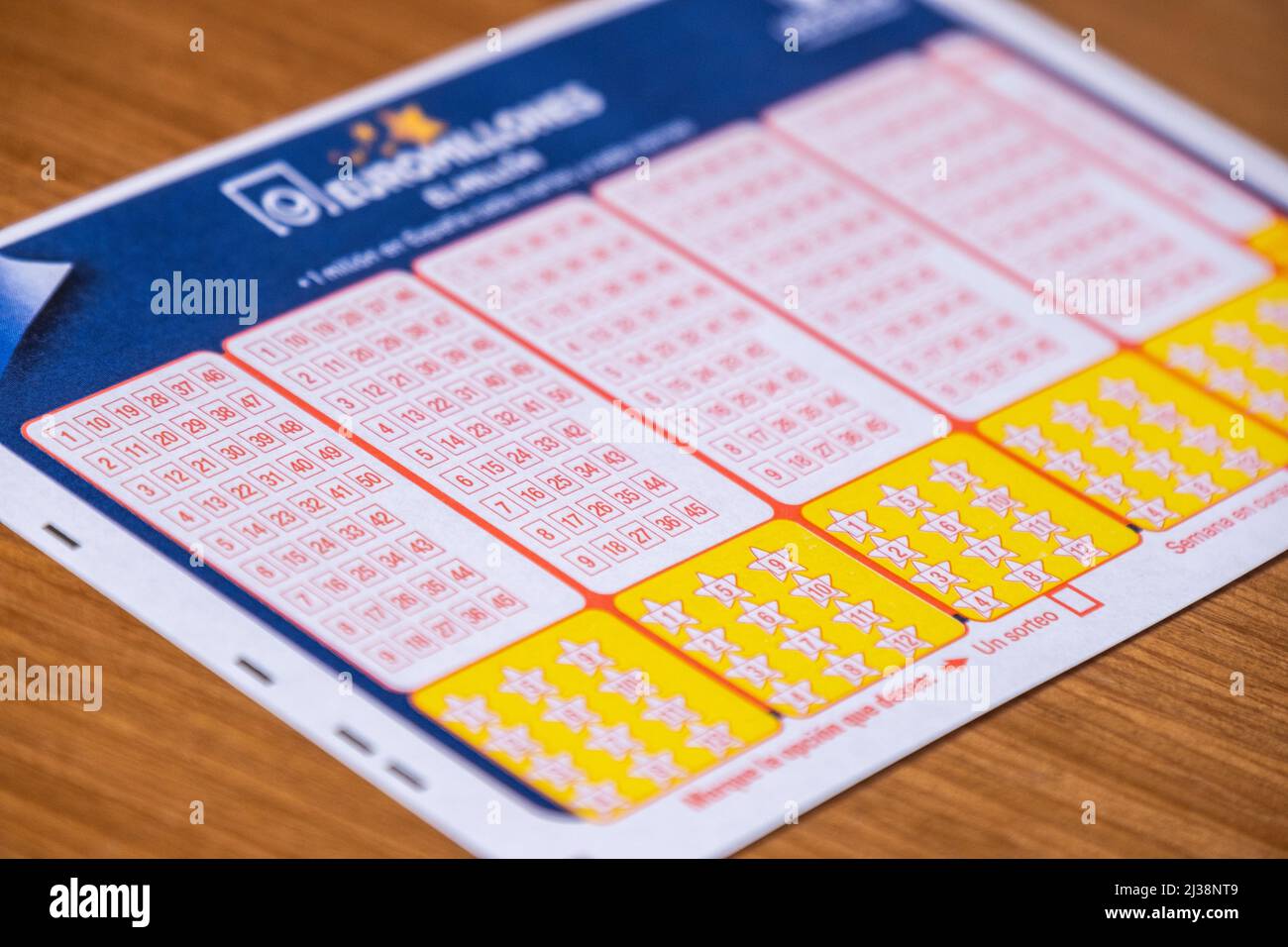 Valencia, Spanien; 5.. April 2022: Detail eines Tickets für die EuroMillions, die europäische Lotterie, die von den Spielbetreibern organisiert wird Stockfoto